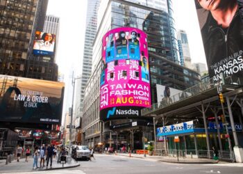 臺灣時尚週攜手五位傑出的臺灣設計師—潘怡良GIOIA PAN 、魏子淵WEI TZU YUAN、詹湘鎔XIANG RONC ZHAN、邱碧森 CHIU PI SEN、王彥熙YEN HSI WANG及其品牌成功登陸紐約時代廣場。圖／臺灣時尚創意產業聯盟提供