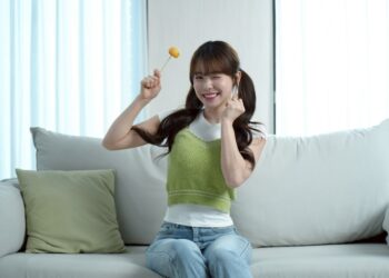 ▲啦啦隊女神李多慧於115年牌照稅拍攝現場，表示最喜歡吃夜市美食地瓜球。