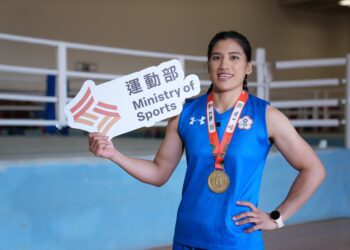 ▲陳念琴掛上世界拳擊聯盟（WB）年終總決賽金牌，與大家分享榮耀時刻。(圖／主辦單位提供)