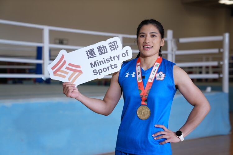 ▲陳念琴掛上世界拳擊聯盟（WB）年終總決賽金牌，與大家分享榮耀時刻。(圖／主辦單位提供)