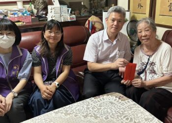 彰化執行分署致敬91歲退休老師 分署長親送教師、中秋與重陽節的三重關懷與祝福