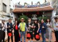 市長林世賢充當解說導覽員 為英國籍藝術家伴遊寺廟古蹟