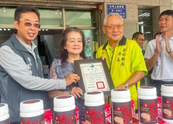 彰化郵局郵遞幸福關懷列車到二林 重陽致贈養生禮盒轉發予轄內獨居長者