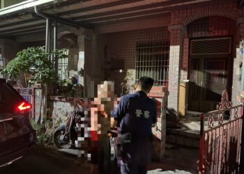 失智翁迷途徘徊公墓農地　內安警護送平安返家