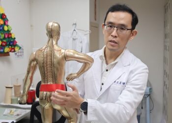 男右側從背痛到腳嚴重時走路都困難 醫師查出原來是小學時腳扭傷