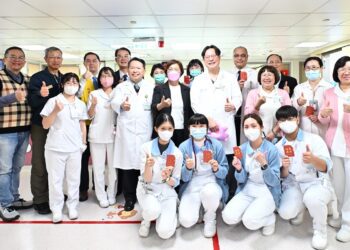 王惠美關懷住院病童 親自發放紅包送上歡樂跳跳馬提燈陪伴過新年