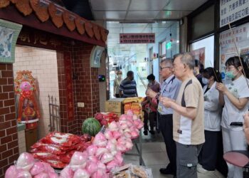 華佗誕辰送平安壽桃　洪宗鄰醫院融合信仰與醫療守護偏鄉健康