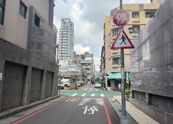 東海大學後門巷口增設綠斑馬與楔型標線　提升行人安全