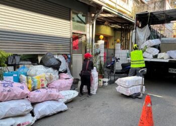 中市環保局端午送暖 贈米關懷資收個體戶