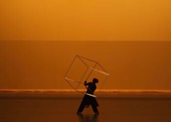 AI與馬戲共築沉浸劇場　《青春模擬器》11月登場